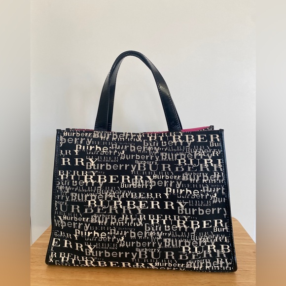 Burberry Handbags - BURBERRY TOTE BAG